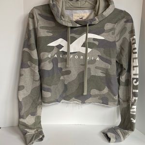 Hollister camouflage cropped raw hem hooded sweatshirt size extra small